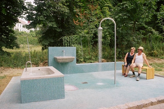 open-bath-de-freier-badebrunnen-loosdorf-2007_583-11